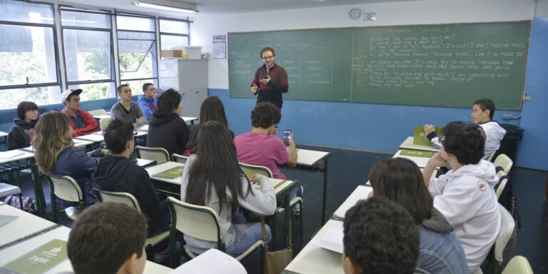 Câmara aprova proposta que proíbe escolas de recusar matrículas