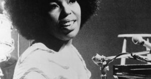 Cantora Roberta Flack morre aos 88 anos, a voz do