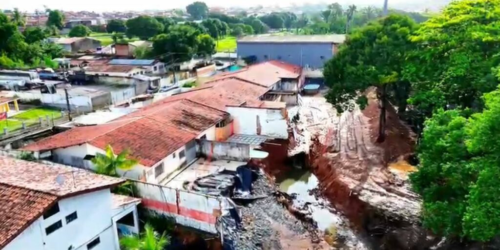 Casas são desmoronadas devido alto fluxo de água em galeria