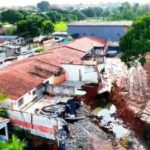 Casas são desmoronadas devido alto fluxo de água em galeria