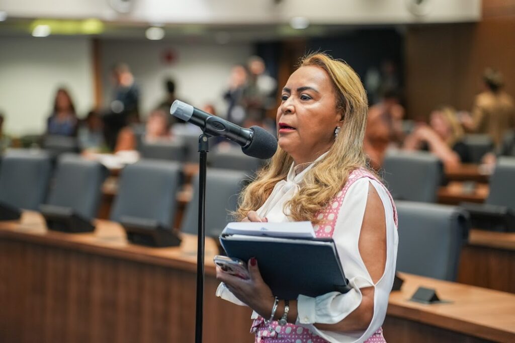 Deputada perde votação de projeto por ficar “presa” em elevador