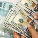 Dólar tem nova queda e fecha abaixo de R$ 5,70,