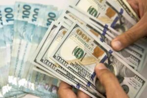 Dólar tem nova queda e fecha abaixo de R$ 5,70,