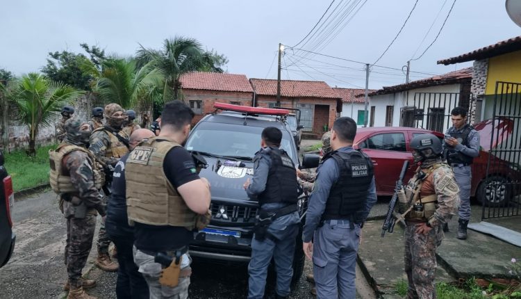 Duas pessoas são presas em flagrante, armas de fogo e