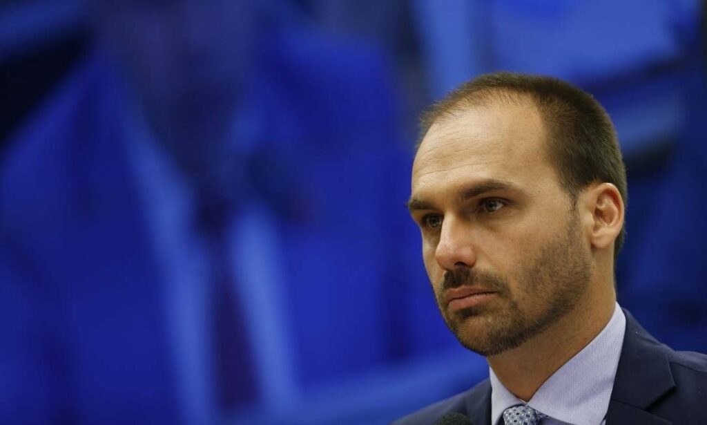 Eduardo Bolsonaro afirma que Brasil deixaria OMS caso Bolsonaro ainda