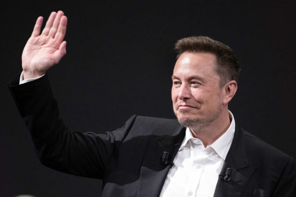 Elon Musk quer distribuir cheques de R$ 28,5 mil; entenda