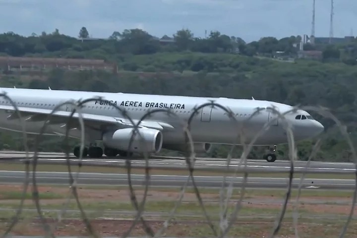 FAB abate avião venezuelano suspeito de tráfico de drogas após