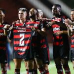 Flamengo goleia e homenageia Varela