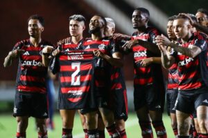 Flamengo goleia e homenageia Varela