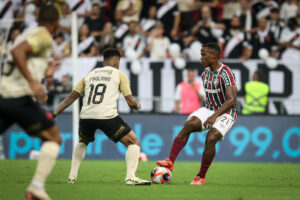 Fluminense vence Vasco de virada e segue vivo no Carioca