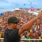 Foliões lotam Avenida Litorânea no primeiro dia de Pré-Carnaval do