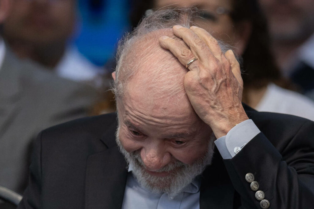 Governo avalia que crise da popularidade de Lula pressiona reforma