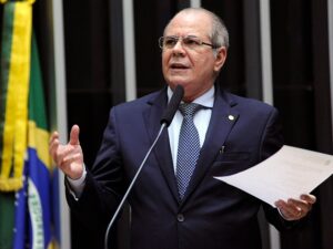 Hildo Rocha defende reeleição de Iracema Vale e critica ação