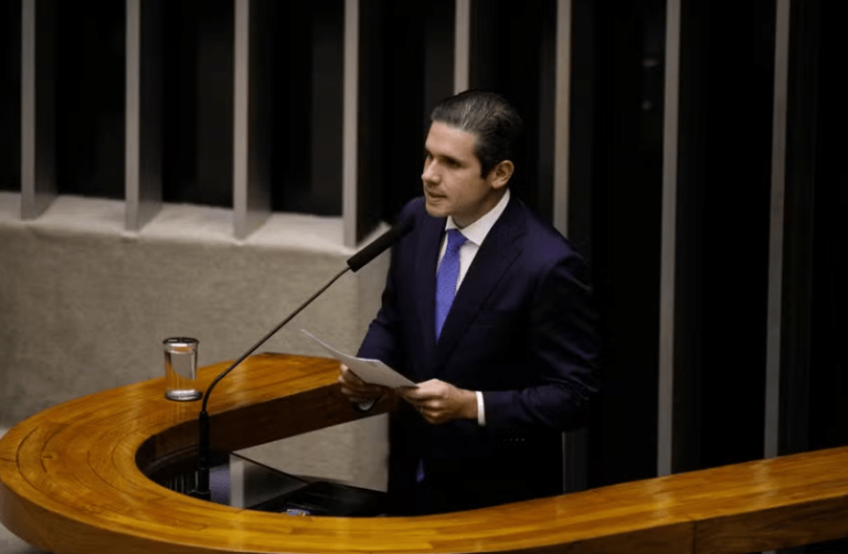 Hugo Motta critica sigilo de 100 anos imposto pelo governo