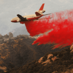 Incêndios em Los Angeles: como funciona o pó colorido usado