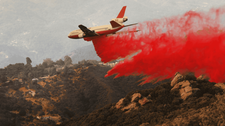 Incêndios em Los Angeles: como funciona o pó colorido usado