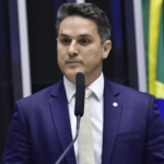 Líder da oposição questiona direito à defesa que Bolsonaro terá