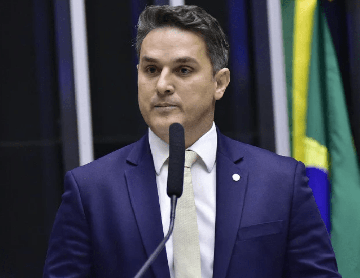 Líder da oposição questiona direito à defesa que Bolsonaro terá