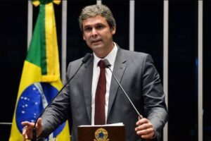 Lindbergh aciona o MP contra Michelle Bolsonaro por uso do