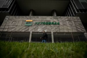 Lucro da Petrobras cai 70% em 2024, para R$ 36,6