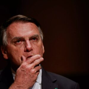 Maioria dos brasileiros defende prisão de Bolsonaro e o considera