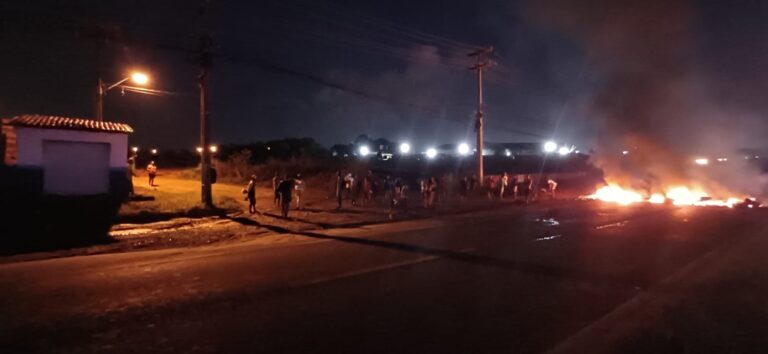 Manifestantes interditam km 3 da BR-135, em São Luís