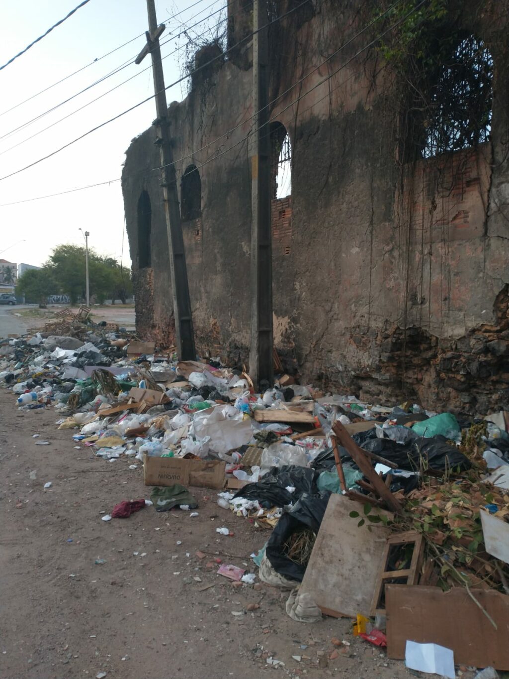 Moradores do Centro pedem solução para lixão