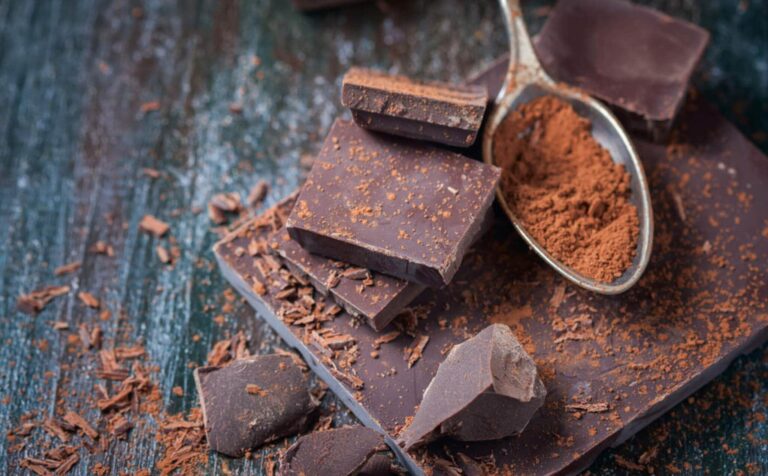 Mudanças climáticas podem inviabilizar produção de chocolate, revela estudo