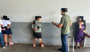 Mulher investigada por tráfico de drogas é presa ao desembarcar