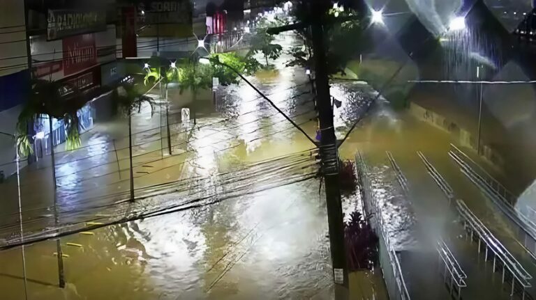 Tempestades provocam caos na madrugada em cidades de São Paulo