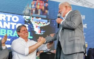 Troca de afagos entre Lula e Tarcísio em evento gera