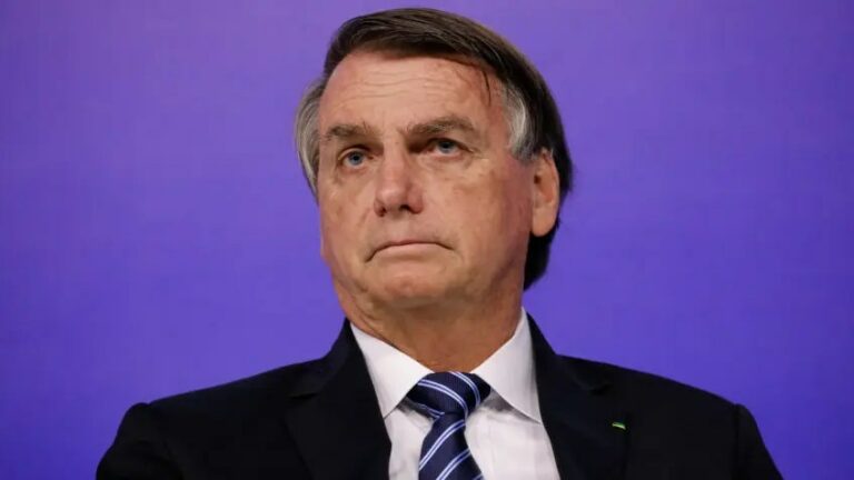 Um dia após denúncia da PGR, Bolsonaro discute possibilidade de