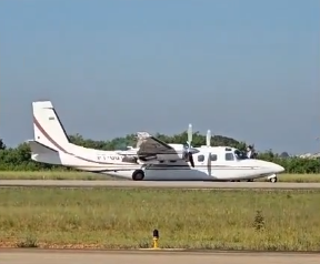 VÍDEO: Avião de pequeno porte faz pouso de emergência em