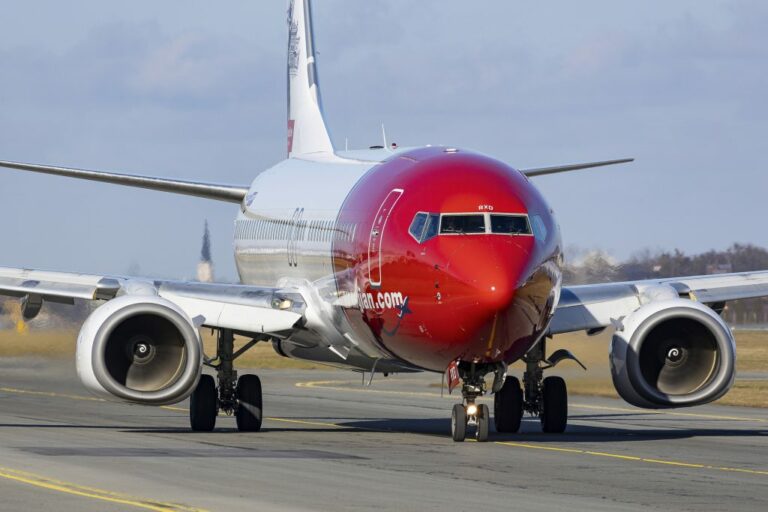 Veja avião arremetendo para não colidir com jato