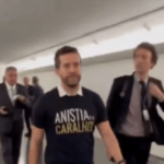 (Vídeo) Anistia é o c*ralho’: Janones caminha pelo Congresso com