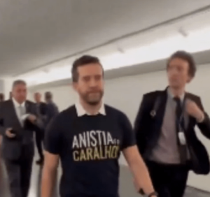 (Vídeo) Anistia é o c*ralho’: Janones caminha pelo Congresso com