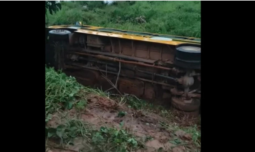 Acidente entre moto e ônibus escolar deixa dois adolescentes mortos