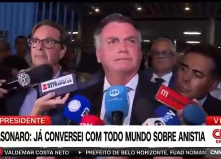 Bolsonaro é interrompido pela “Marcha Fúnebre” durante entrevista; veja os