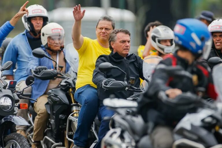 Bolsonaro vai a feira em São Paulo como empresário para