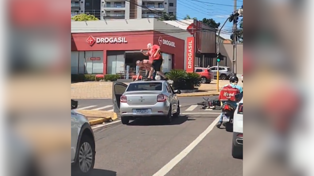 Briga de trânsito: motorista e motoqueiro trocam socos no interior