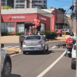 Briga de trânsito: motorista e motoqueiro trocam socos no interior