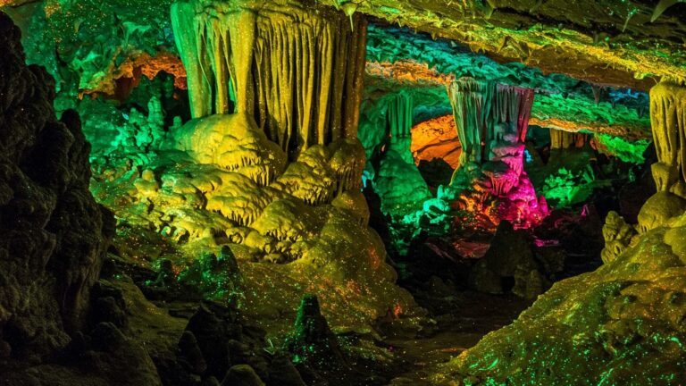 Cavernas fluorescentes guardam segredos sobre vida extraterrestre