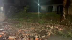 Chuva forte causa acidente, queda de muro e deixa ruas