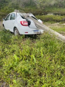 Colisão na região dos Lençóis derruba poste e provoca a