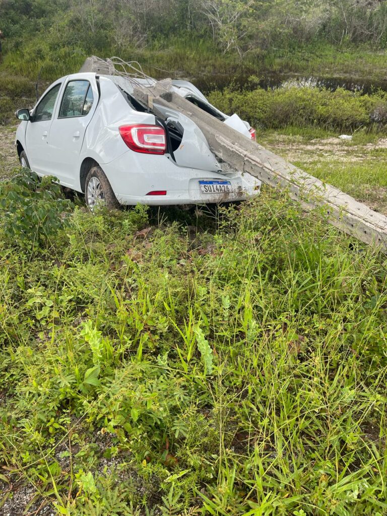 Colisão na região dos Lençóis derruba poste e provoca a