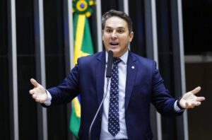 Com licença de Eduardo Bolsonaro, “bom soldado” do PL deve