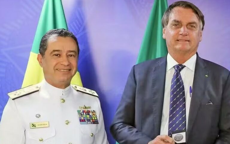 Defesa de ex-comandante da Marinha nega adesão a golpe e
