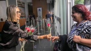 Dia Internacional da Mulher é celebrado com distribuição de rosas