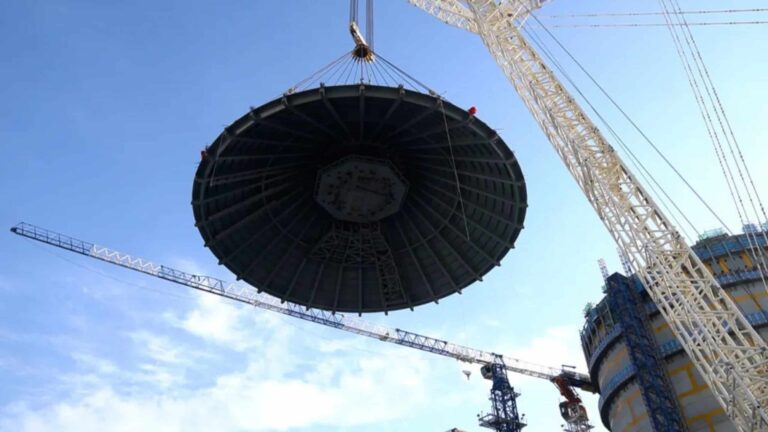 Domo de aço gigante sela usina nuclear na China