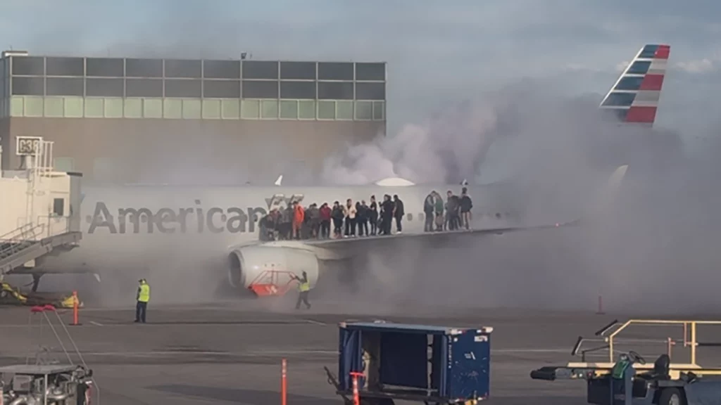 EUA: motor de avião da American Airlines pega fogo após